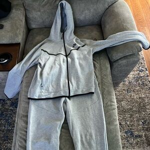 Nike tech men’s medium outfit set.